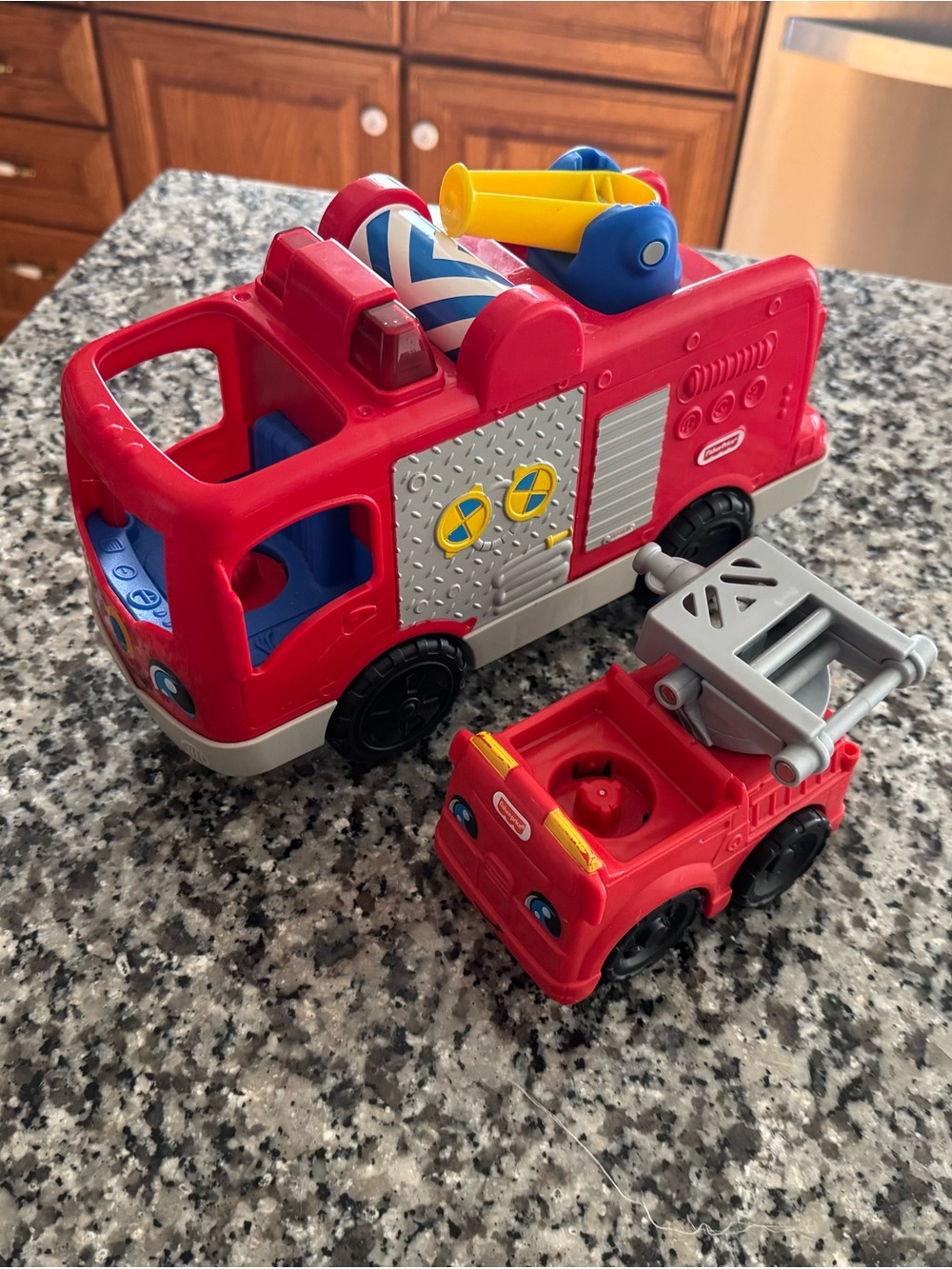 Little people Kids Fire Truck 2 Playset - Fisher-Price